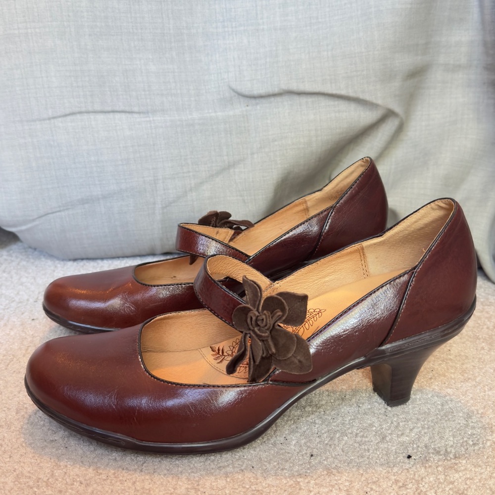 Sofft Brown leather Kitten Heels